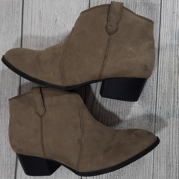 Old Navy Western Style Ankle Boot - Picture 5 of 6